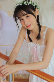 美女裸胸